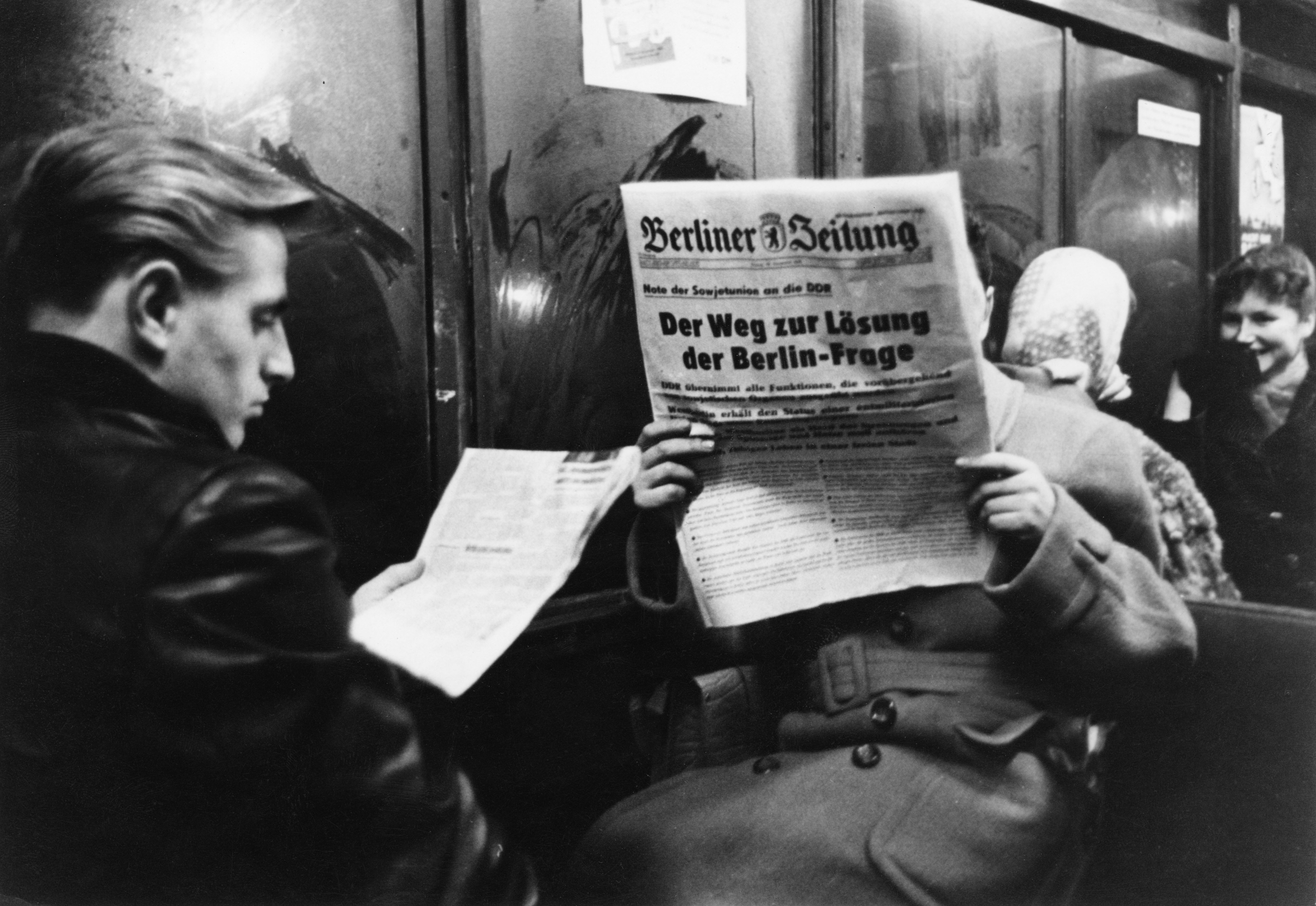 Lesende S-Bahnfahrer (Alexanderplatz), Berlin (Ost) 1957/1958