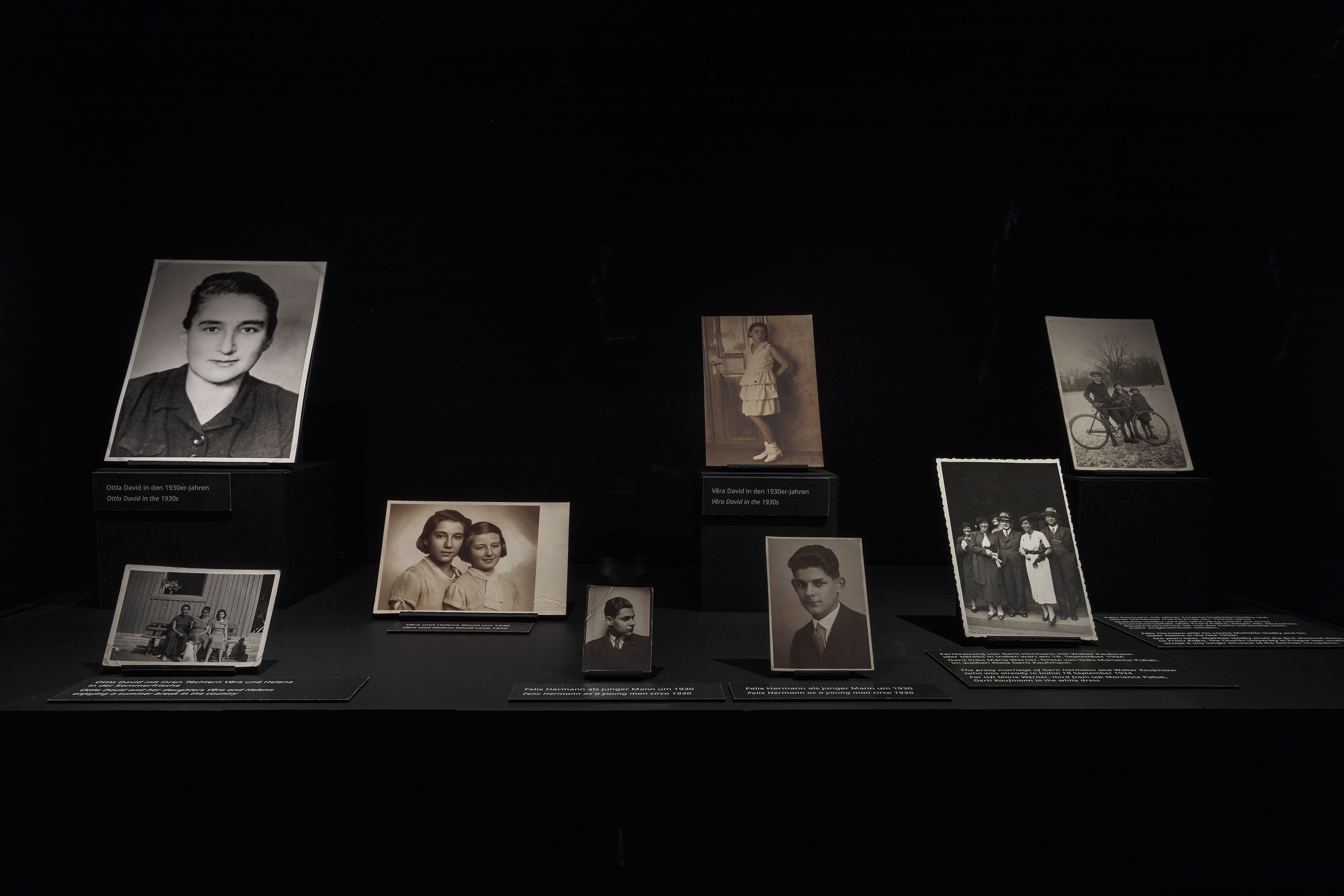 Blick in die Ausstellung "Das Fotoalbum der Familie Kafka"
