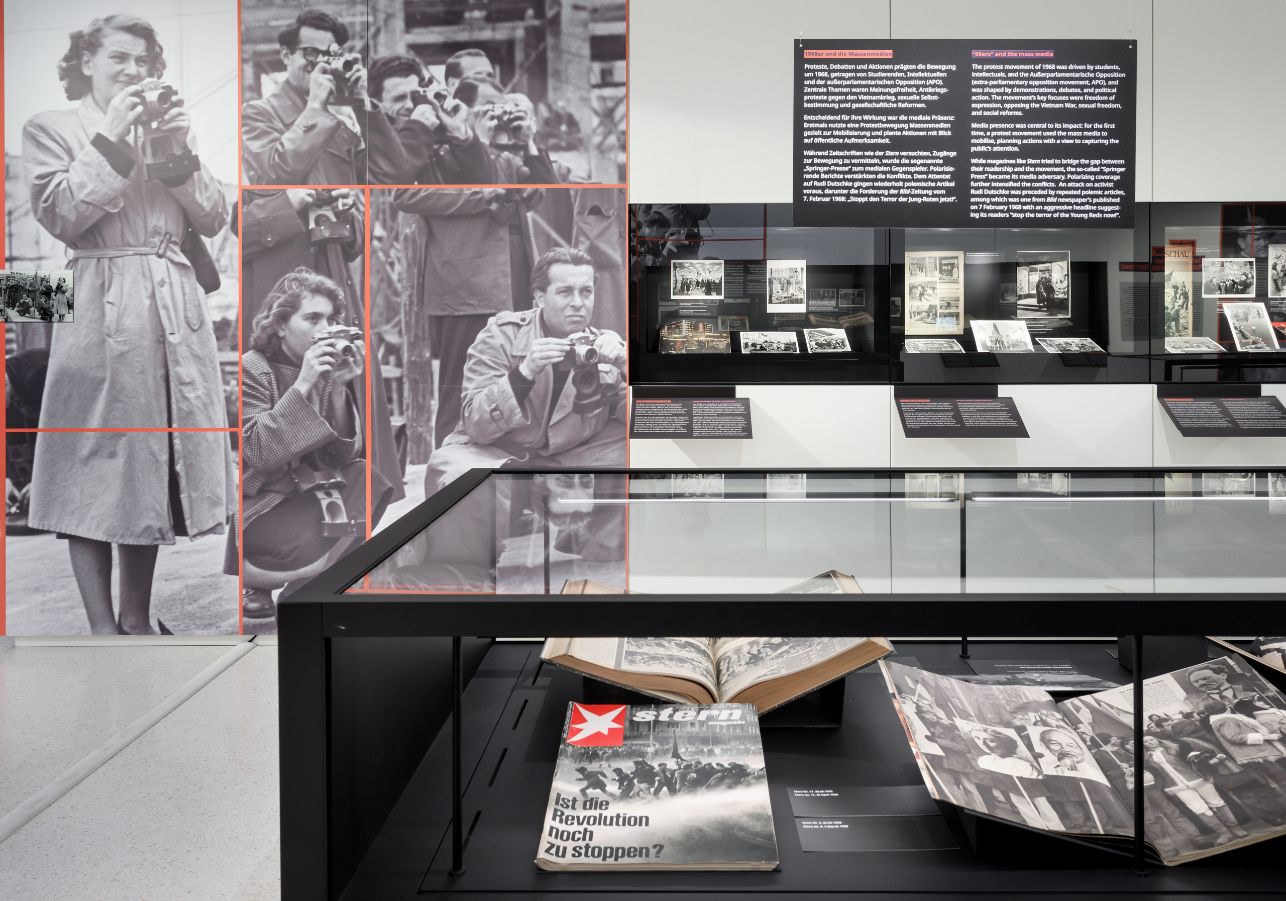 Blick in die Ausstellung „Im Rhythmus der Großstadt – 100 Jahre Fotografie und Presse in Berlin“ im Stabi Kulturwerk