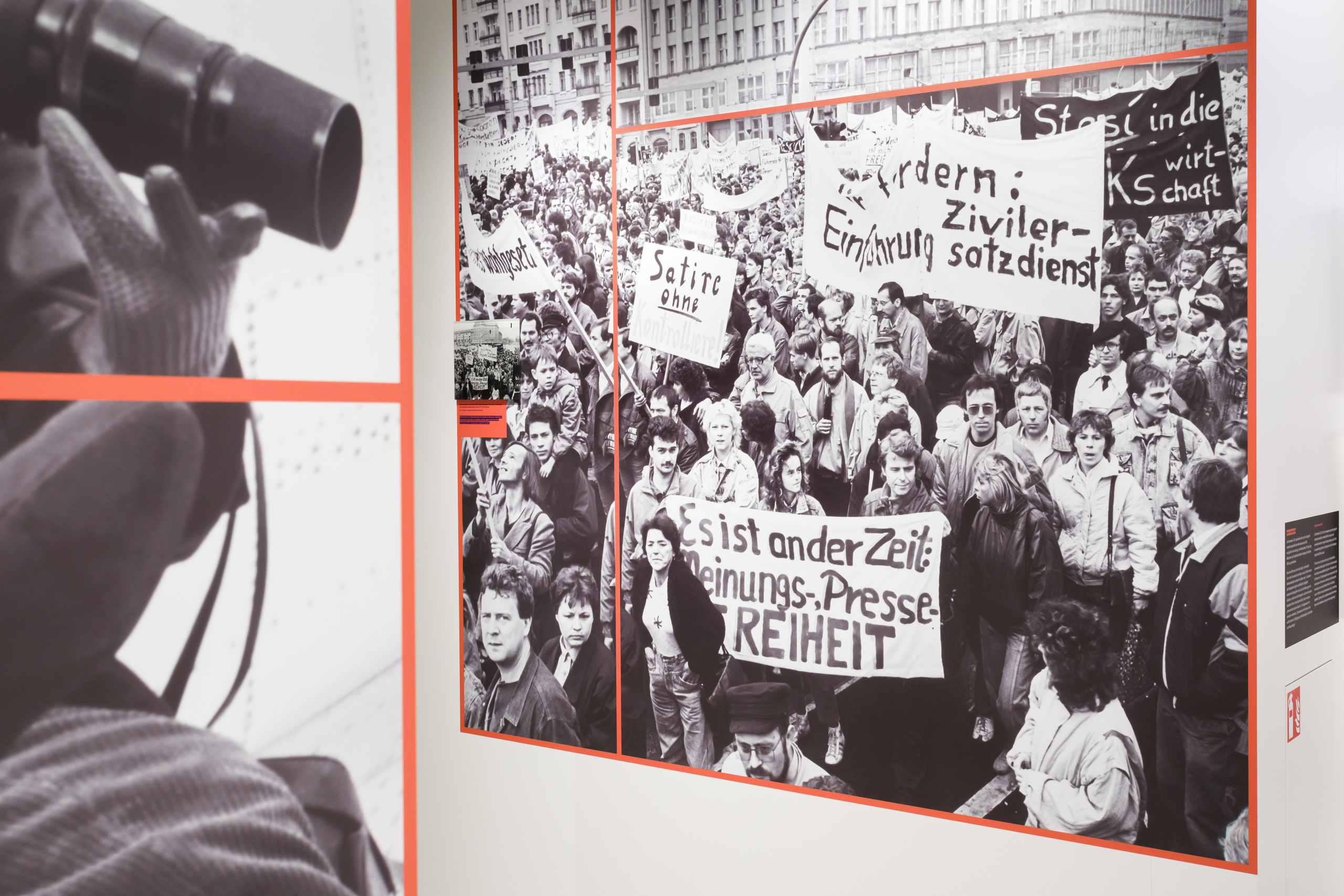 Blick in die Ausstellung „Im Rhythmus der Großstadt – 100 Jahre Fotografie und Presse in Berlin“ im Stabi Kulturwerk