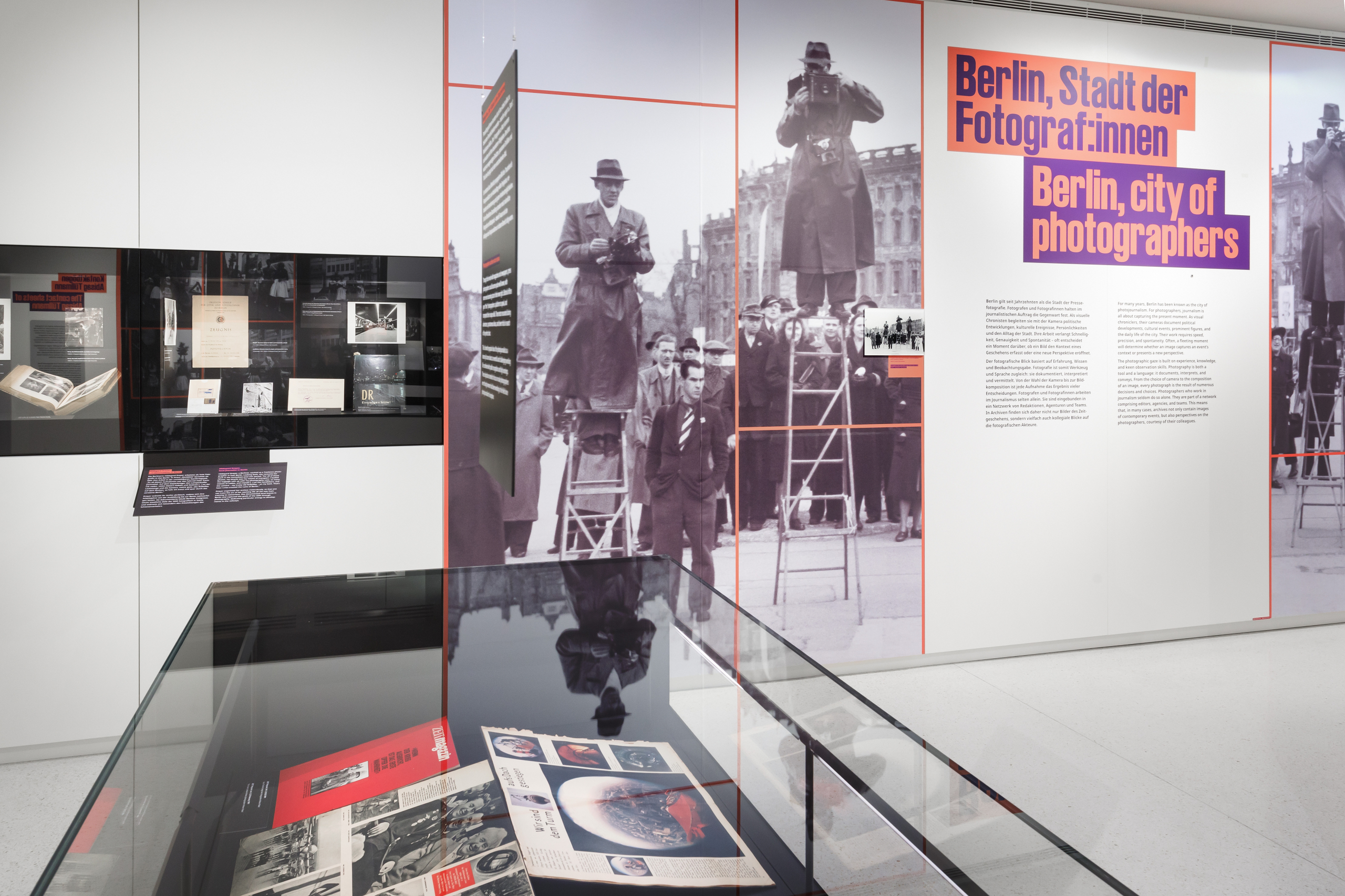 Blick in die Ausstellung „Im Rhythmus der Großstadt – 100 Jahre Fotografie und Presse in Berlin“ im Stabi Kulturwerk