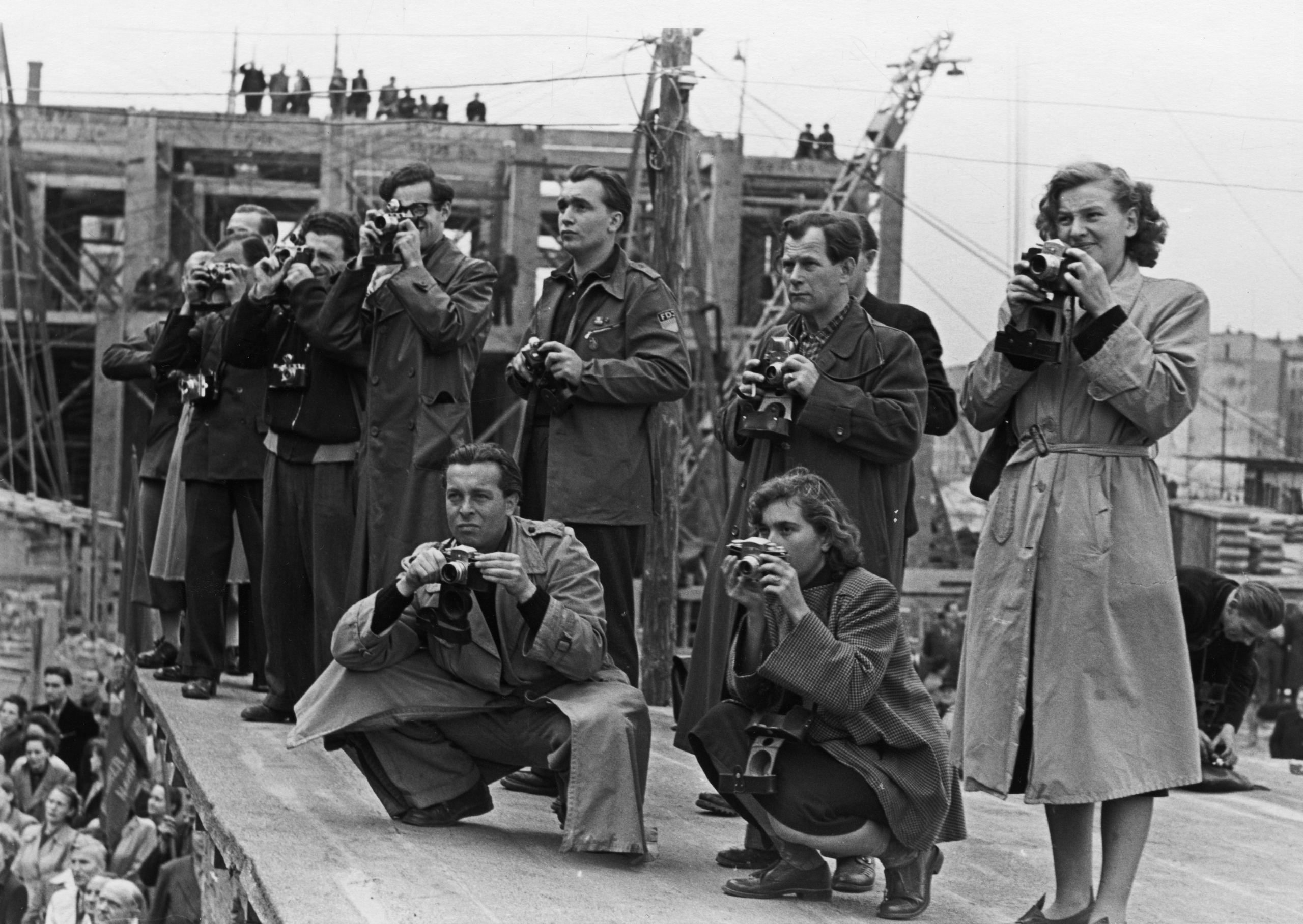 Fotoreporter während einer Grundsteinlegung in der Stalinalle, Berlin 1952
